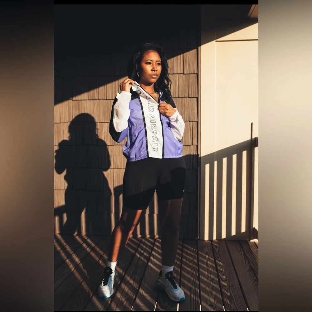 Nike Air NWT Medium Lightweight Water-Repellent Logo Running Jacket - Picture 2 of 9